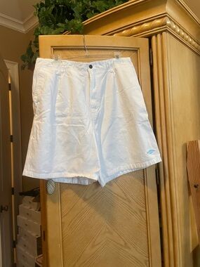 Gotcha vintage men’s white shorts size 36